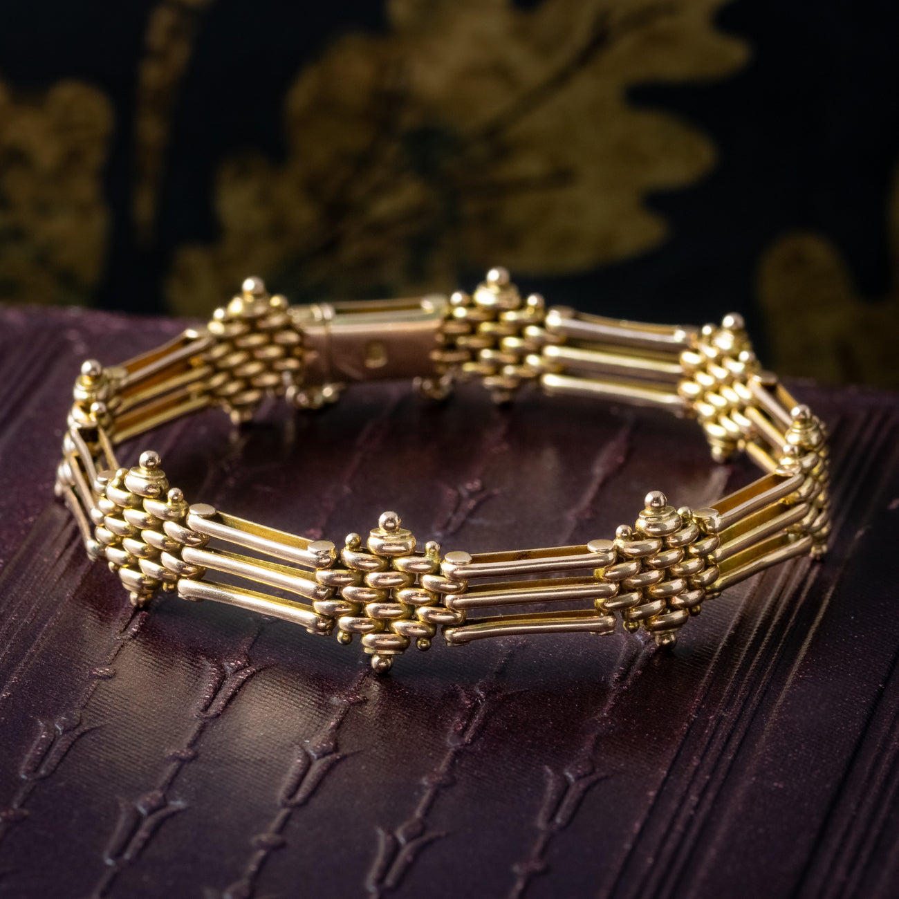 Antique Victorian Gate Bracelet 9ct Gold Secondary image