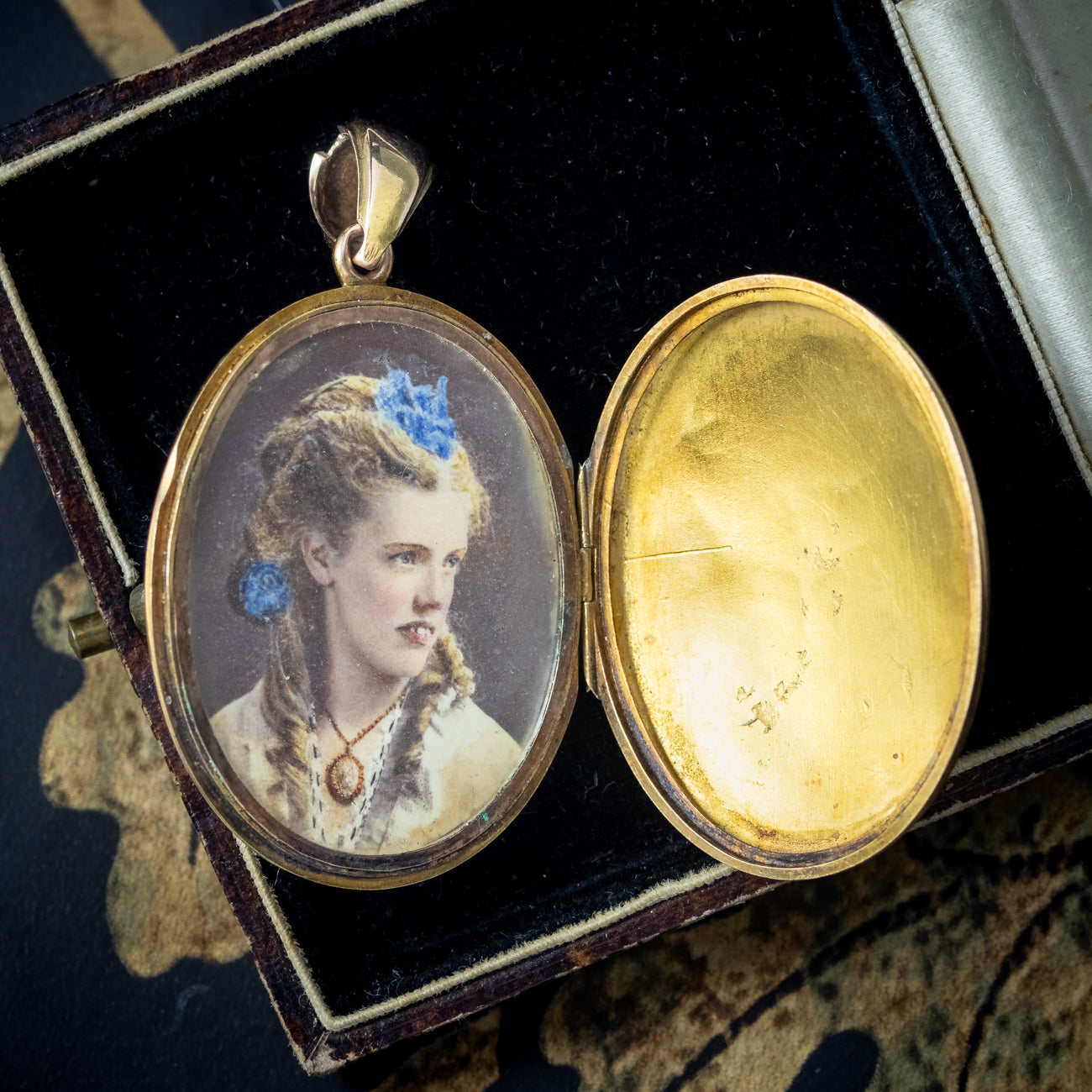 Antique Victorian Horseshoe Locket 18ct Gold With Coloured Photograph Secondary image