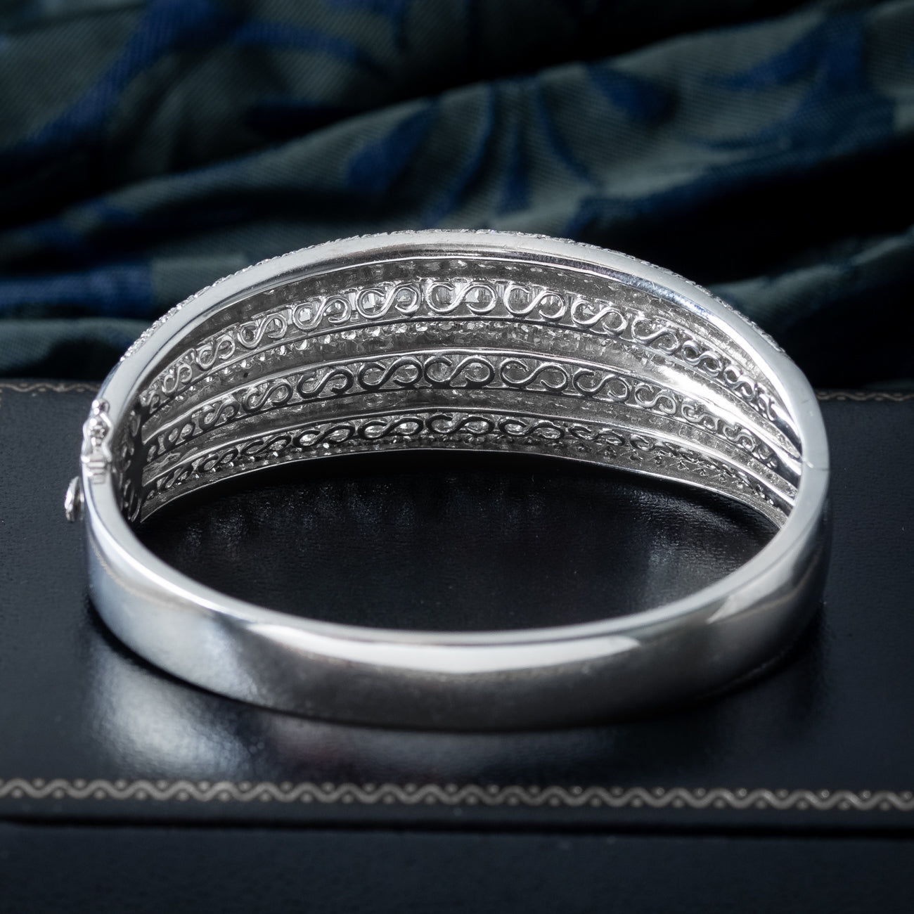 Art Deco Style Diamond Bangle 18ct Gold 9.58ct Total