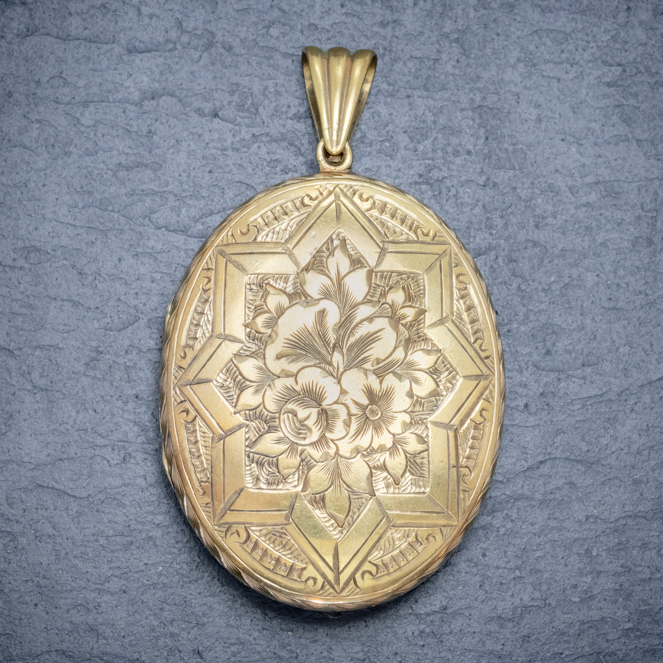 ANTIQUE VICTORIAN FLORAL LOCKET SILVER 18CT GOLD GILT CIRCA 1880 Secondary image