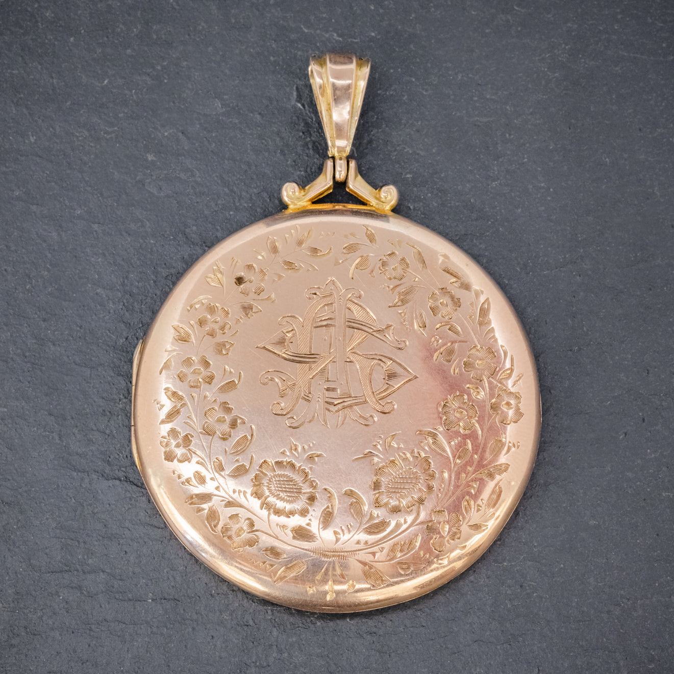 ANTIQUE EDWARDIAN ROUND FORGET ME NOT LOCKET 9CT GOLD DATED 1910 Secondary image