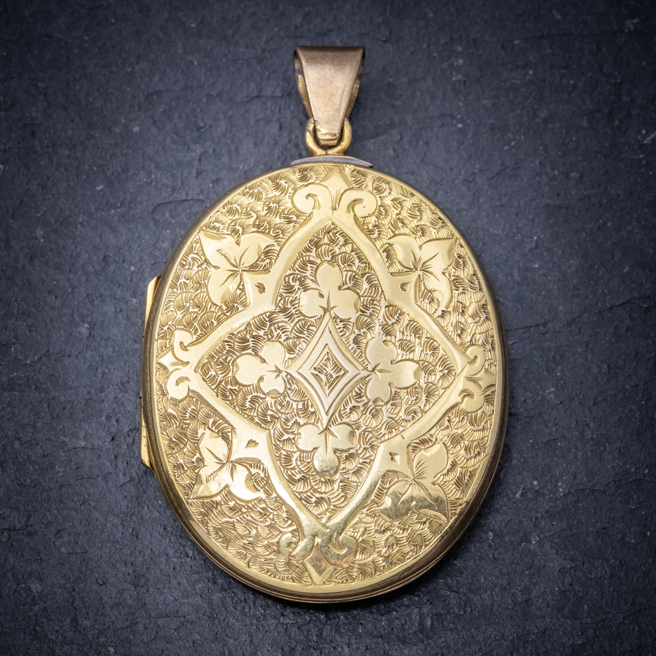 ANTIQUE VICTORIAN ENGRAVED 18CT GOLD LOCKET CIRCA 1880 Secondary image