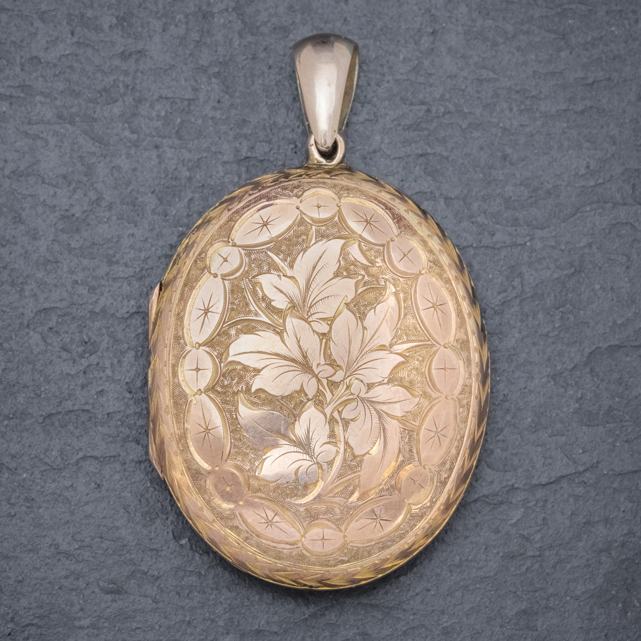 ANTIQUE VICTORIAN ENGRAVED LOCKET 18CT GOLD BACK AND FRONT CIRCA 1880 Secondary image