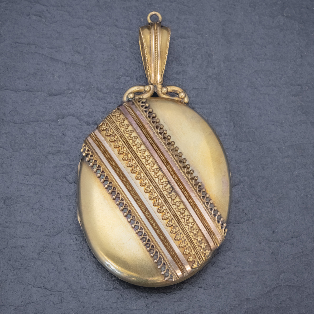 ANTIQUE VICTORIAN ETRUSCAN REVIVAL LOCKET 18CT GOLD CIRCA 1880 Secondary image