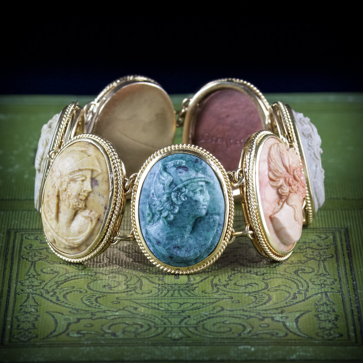 ANTIQUE VICTORIAN LAVA CAMEO BRACELET GOLD CIRCA 1900 cover Main image