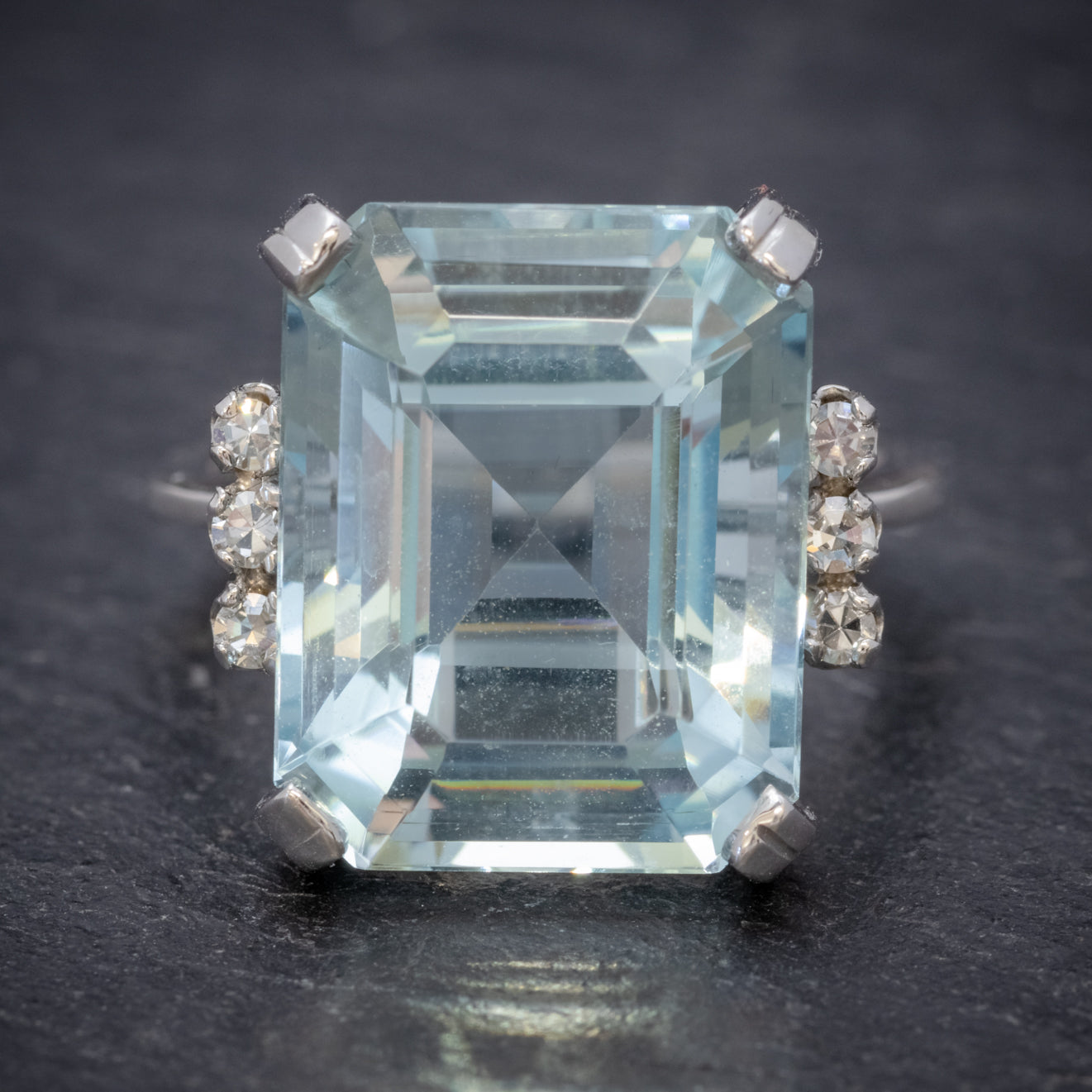 ART DECO EMERALD CUT AQUAMARINE RING 18CT GOLD 7CT AQUA CIRCA 1930 Secondary image