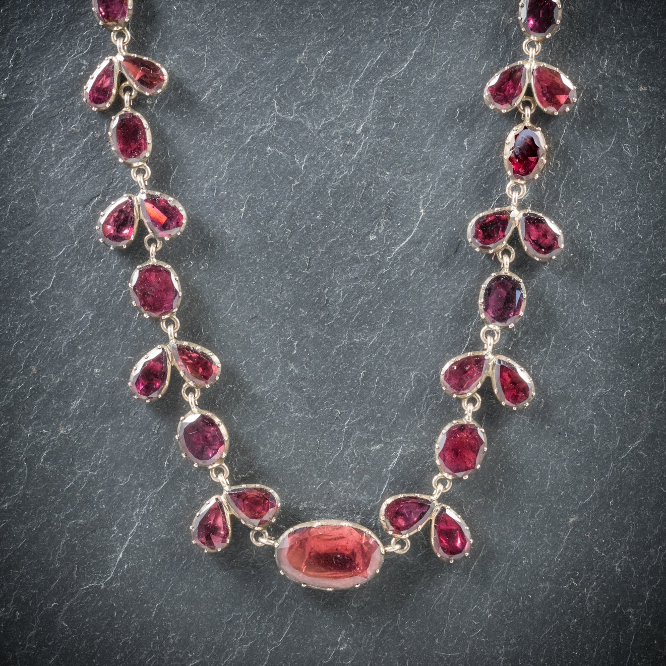 Antique Georgian 18ct Gold Flat Cut Garnet Riviere Necklace Circa 1790 Secondary image