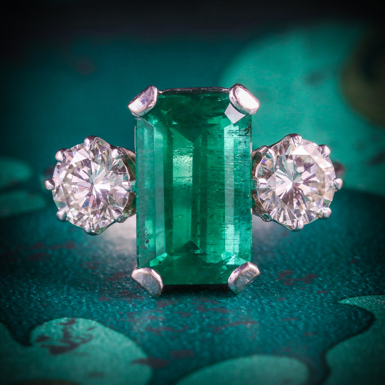EMERALD DIAMOND TRILOGY RING 18CT GOLD DATED 1976 COVER Main image