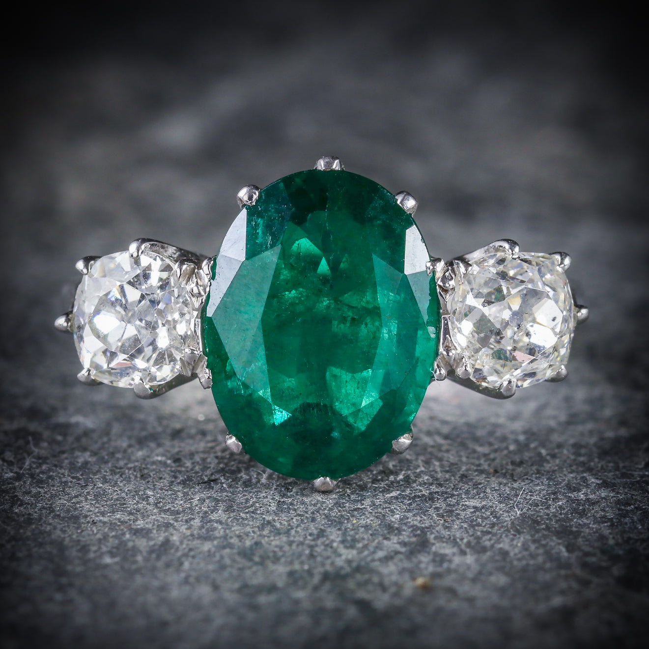 FABULOUS 4.50CT EMERALD & 1.30CT OLD CUT DIAMOND TRILOGY 18CT WHITE GOLD RING Secondary image
